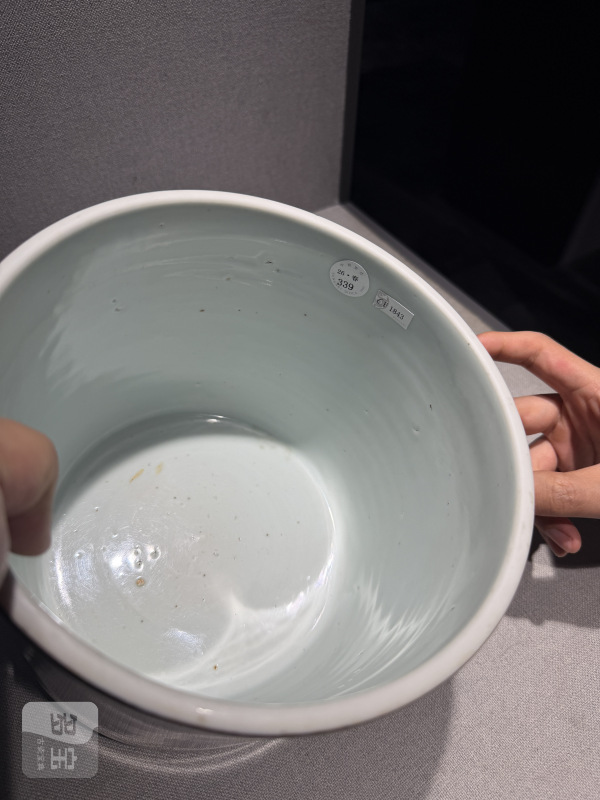 清康熙 瓷胎黑漆嵌螺钿大笔筒 - 图5